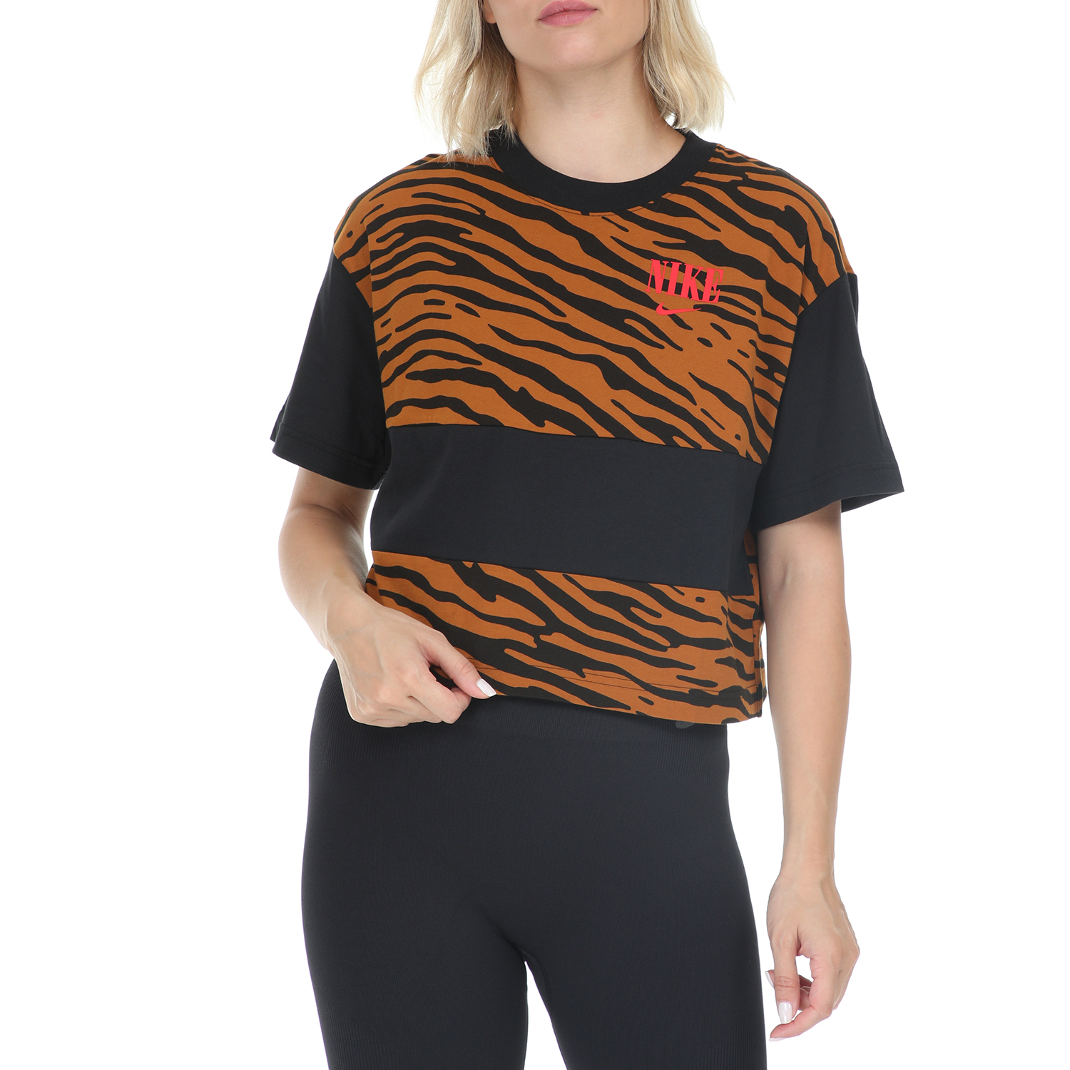 Γυναικεία/Ρούχα/Αθλητικά/T-shirt-Τοπ NIKE - Γυναικεία κοντομάνικη μπλούζα NIKE ESSNTL TOP SS AOP μαύρη-καφέ