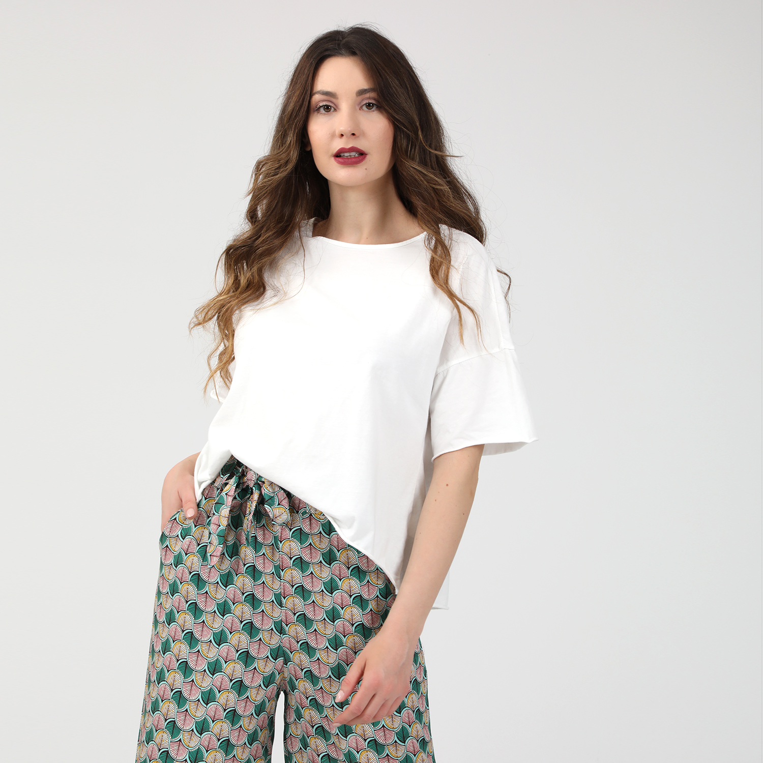 Γυναικεία/Ρούχα/Μπλούζες/Κοντομάνικες ATTRATTIVO - Γυναικεία cropped μπλούζα ATTRATTIVO λευκή